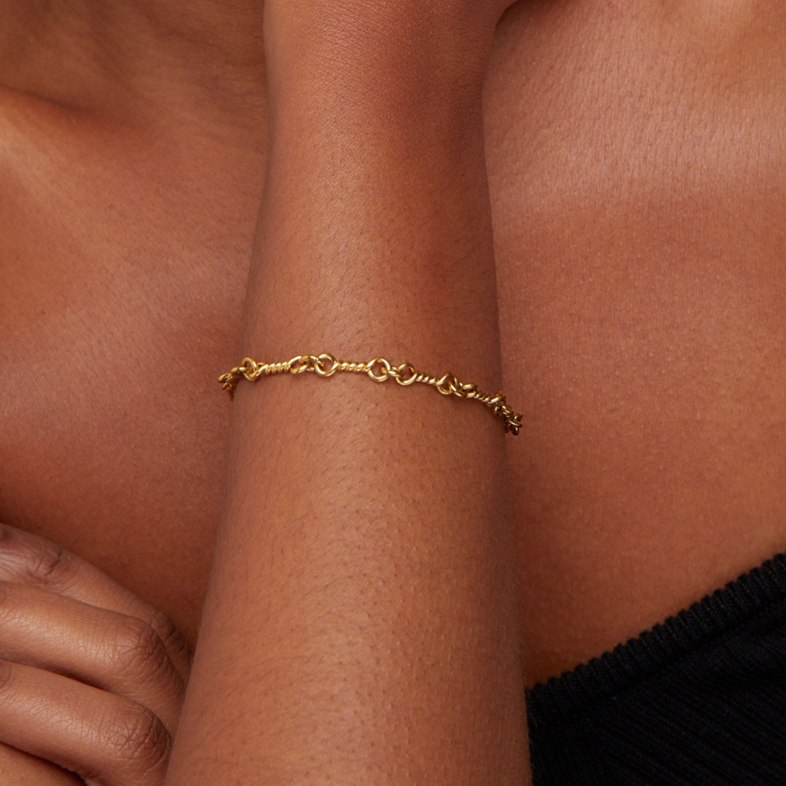 Figaro Gold Knot Chain Bracelet - Image 2